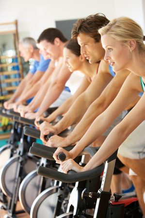 Groupe de personnes pratiquant le vélo d'intérieur (indoor cycling)