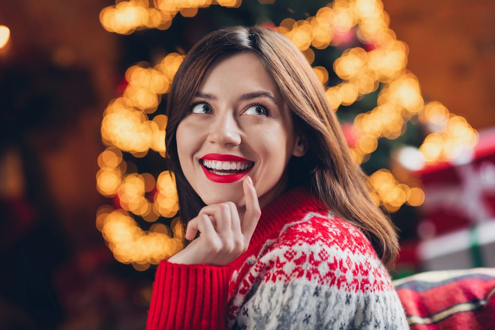 Jeune femme maquillée pour Noël