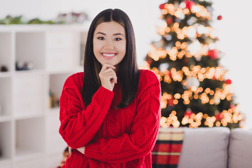 Jeune femme s'apprêtant à fêter Noël