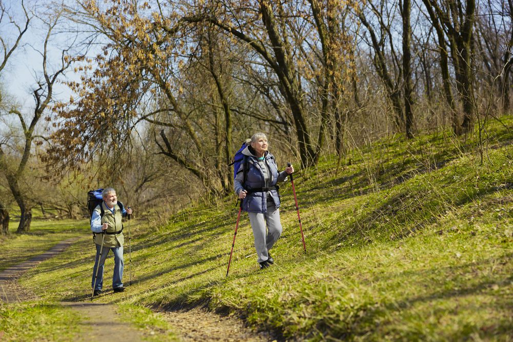 Couple de seniors en train de randonner