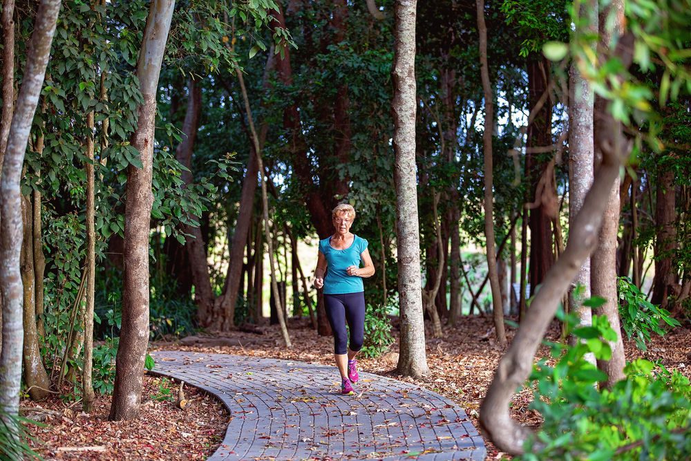 Femme de plus de 60 ans pratiquant la course à pied (running)