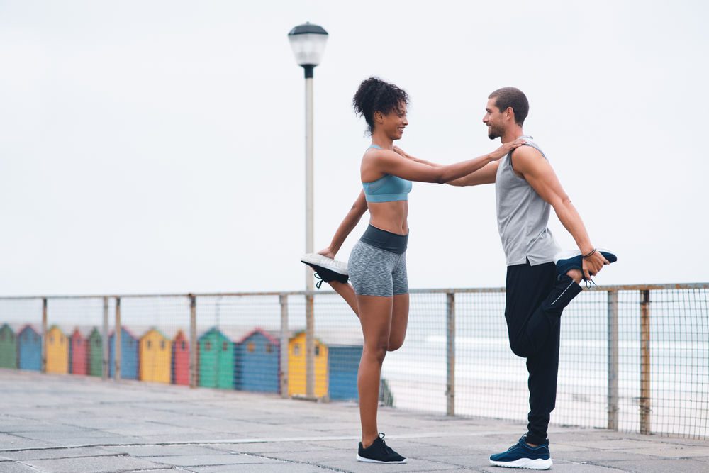 Couple réalisant des étirements, une idée d'exercice pour la Saint-Valentin
