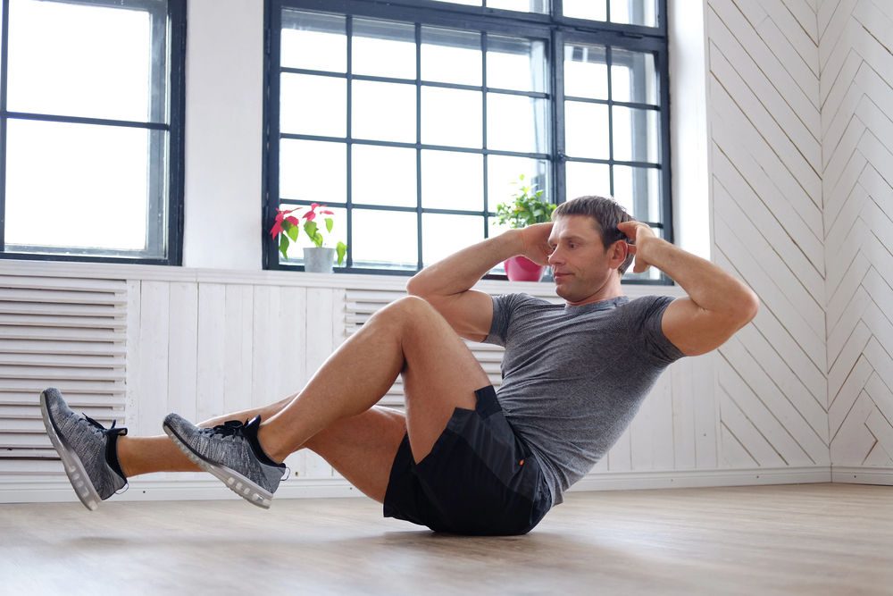 Homme faisant des crunches