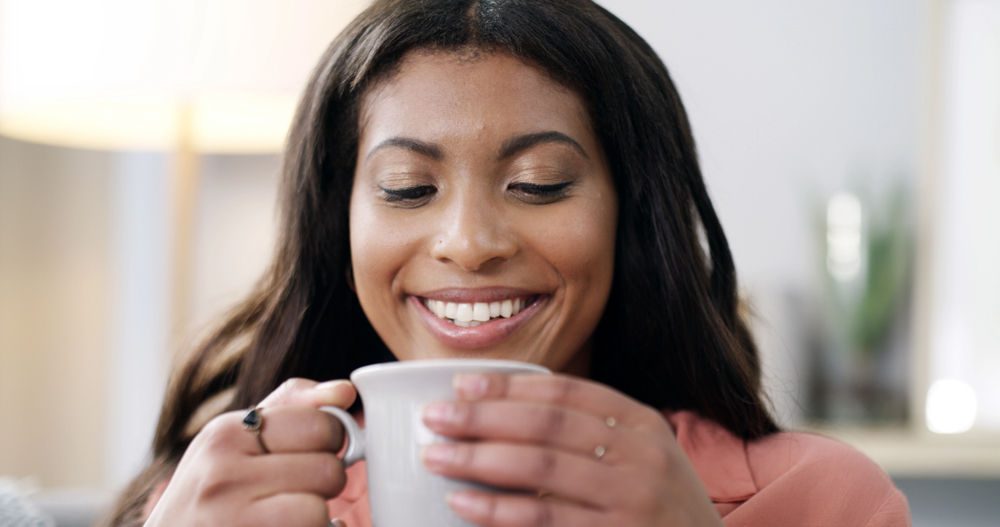 Jeune femme dégustant une tasse de chocolat chaud
