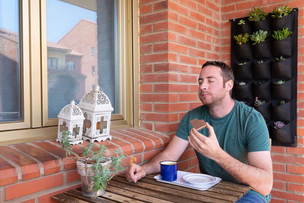 Homme mangeant du chocolat avec un café