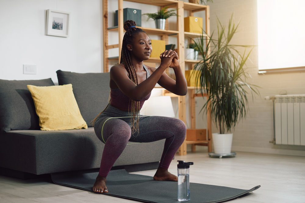 Jeune femme faisant des squats